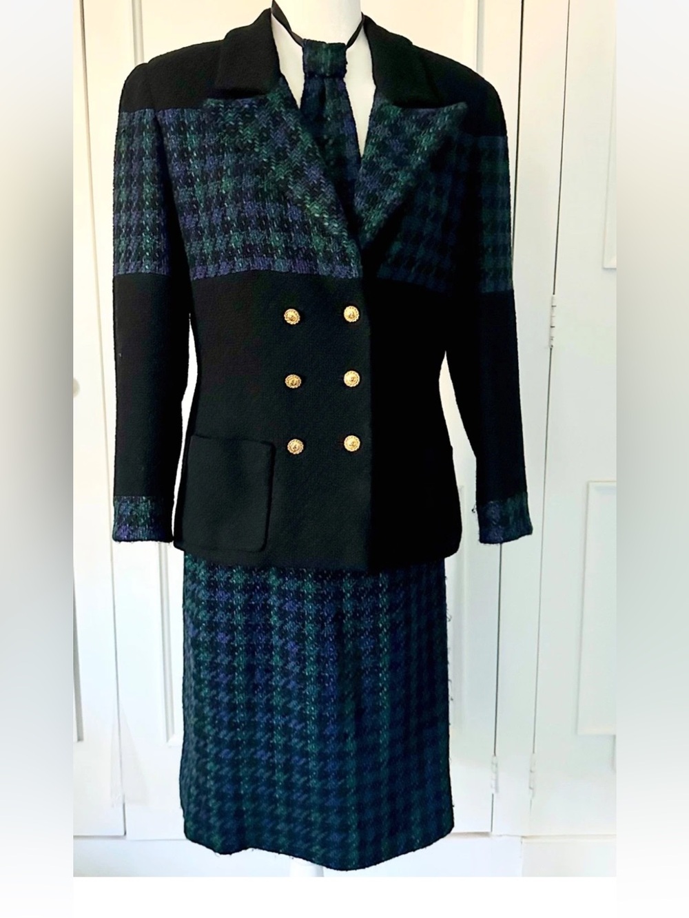 Vintage CHANEL Boutique 3 piece suit jacket/skirt/tie FR 40,fall/winter 1988-89